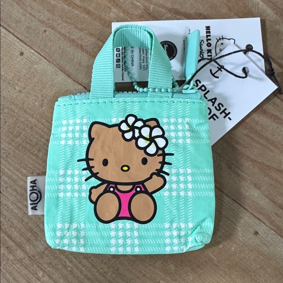 ALOHA Collection Hello Kitty Tiny Tripper - Picture 2 of 5